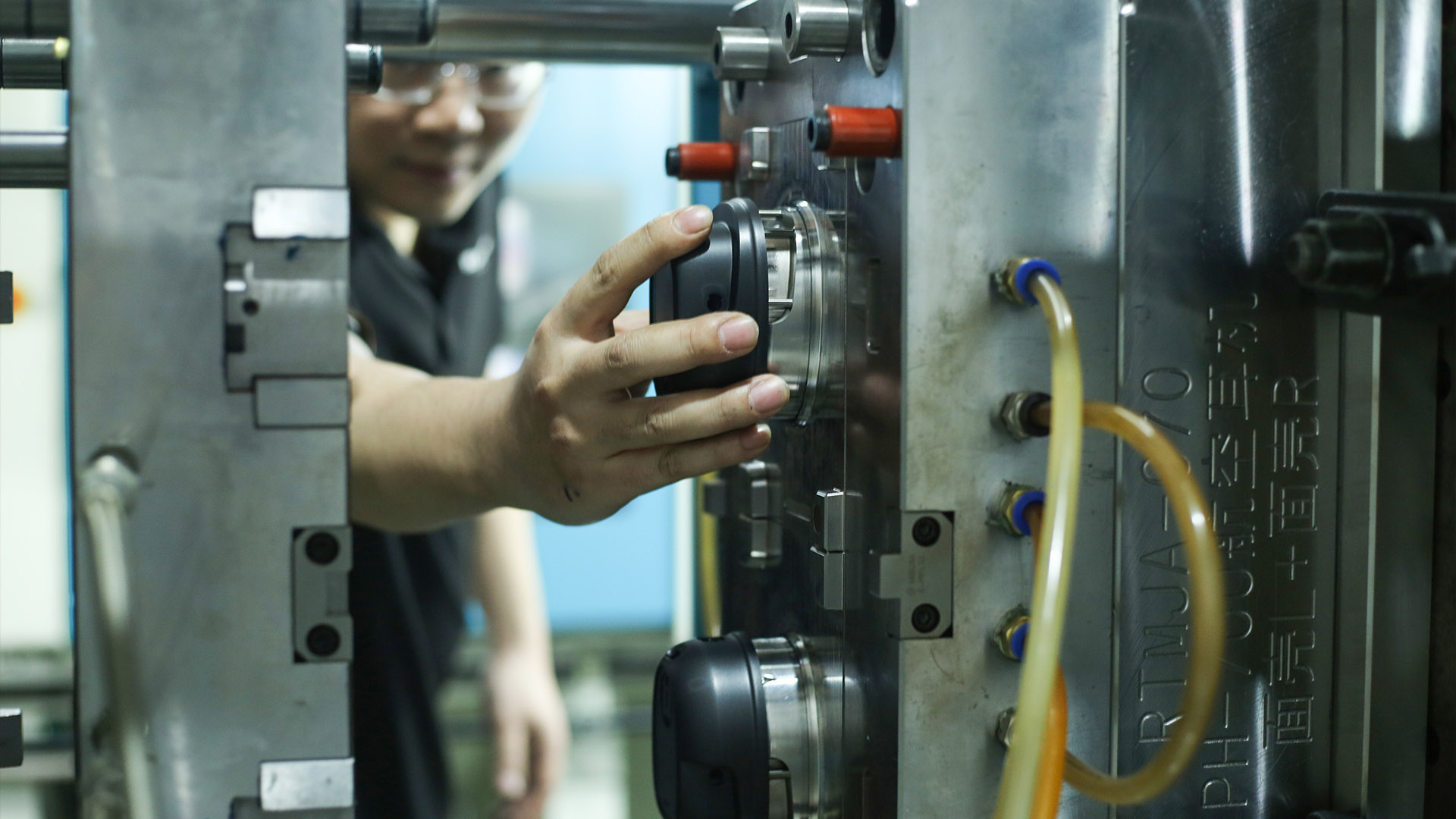 Aviation headset earcups perfectly molded by injection